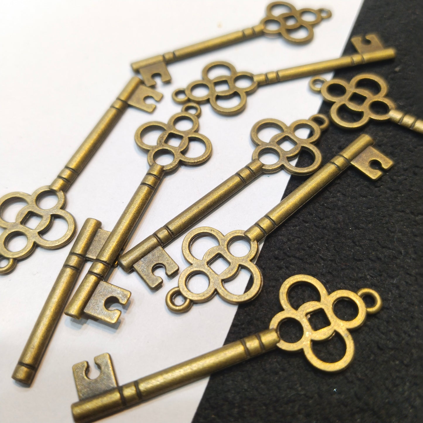 Antique Gold-Finish Vintage-Style Skeleton Key Charms 45mm 1 pkt 60 pcs.