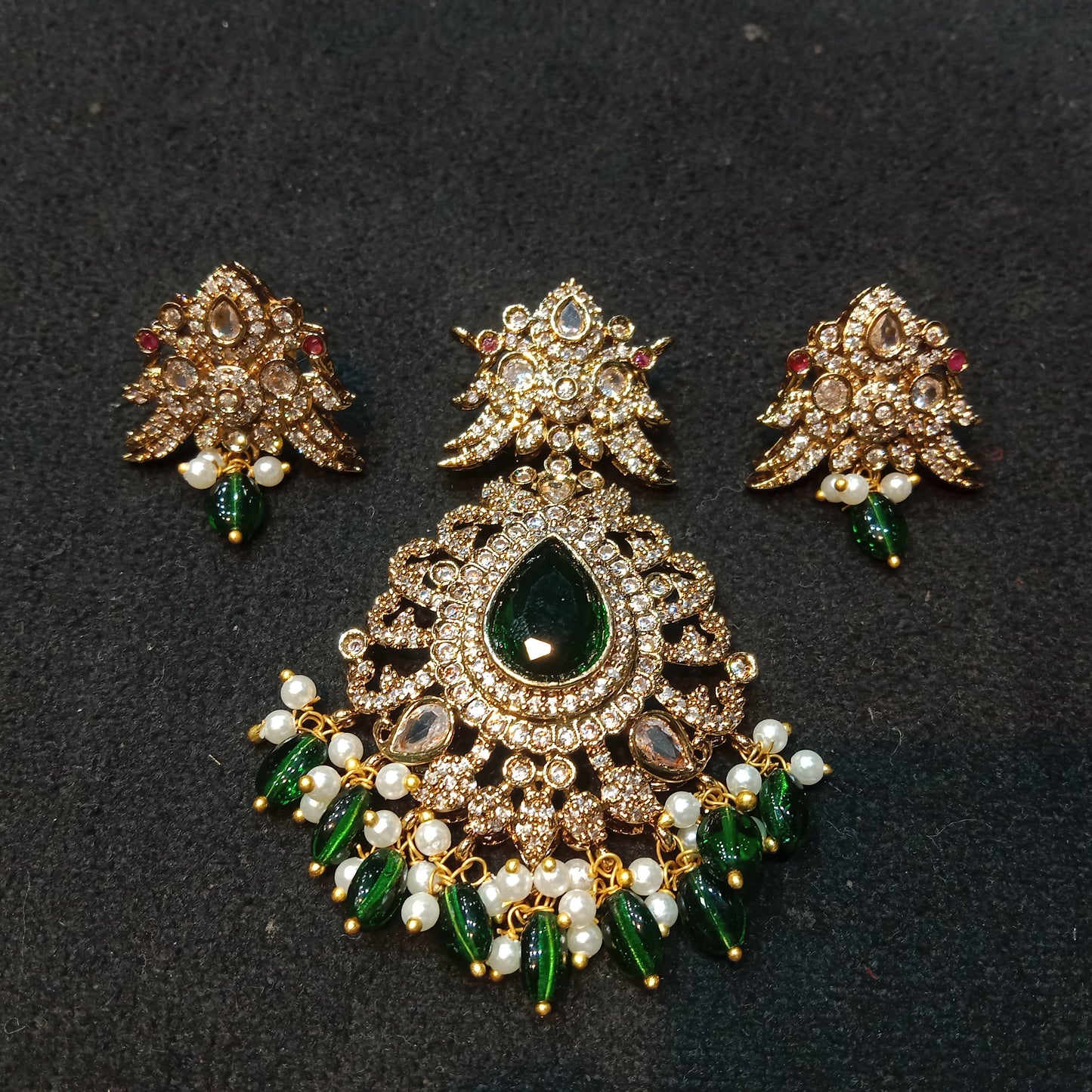 Victorian quality pendant set with earring green colour