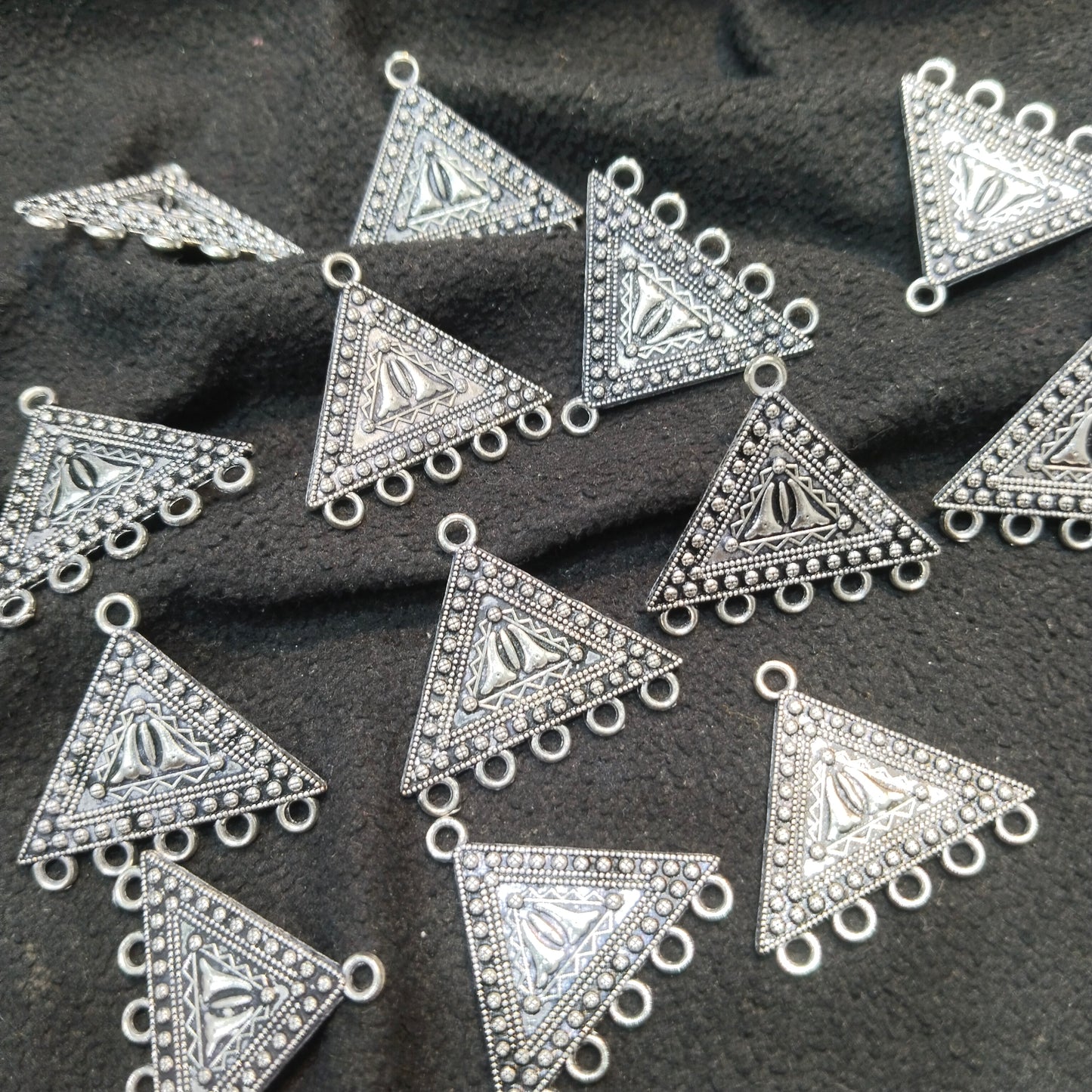 Triangle silver metal oxidized connector 1 pkt 100 pcs.