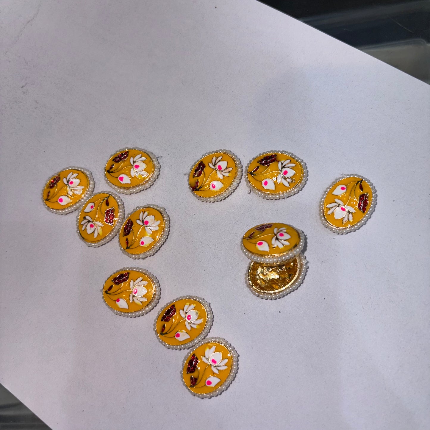 High quality meenakari Kundan 16mm 1 pkt 20 pcs.