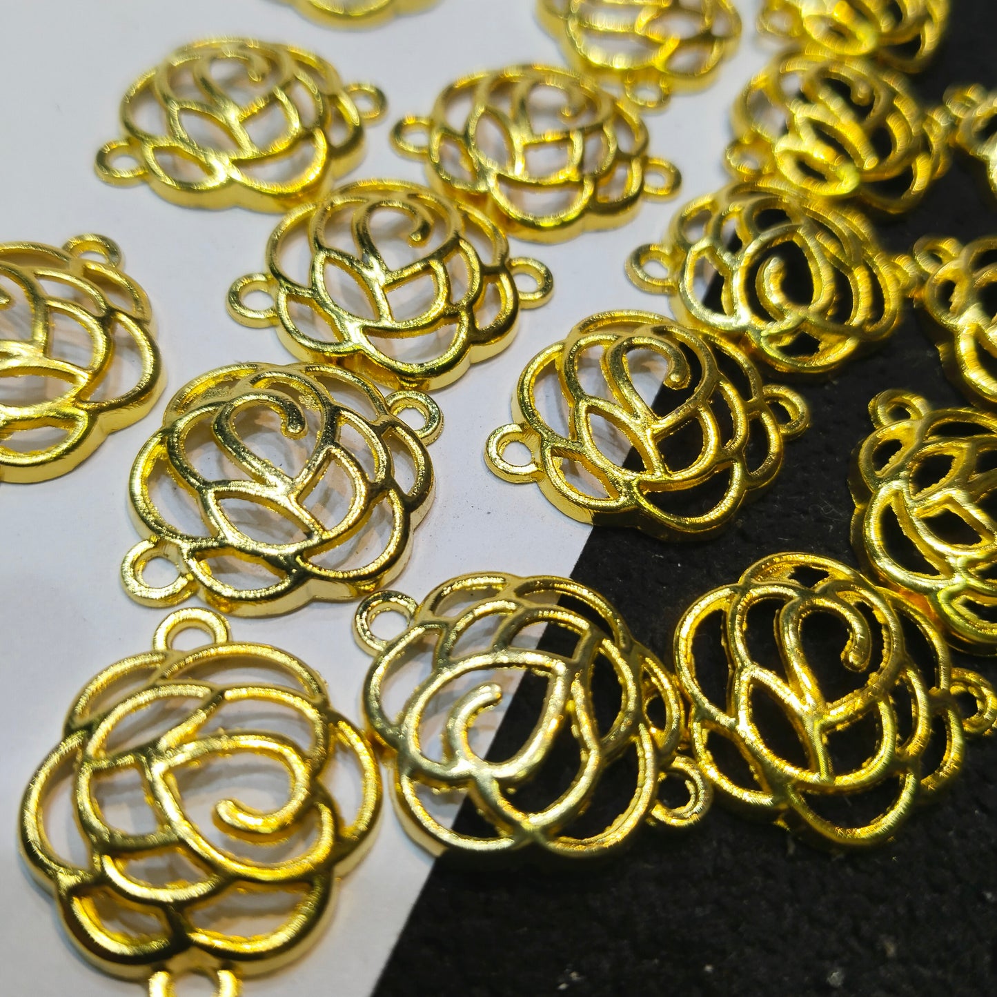 Ribbed texture floral connectors 18mm 1 pkt 60 pcs.